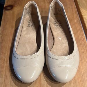 Naturalizer Cream Flats Classic Design
